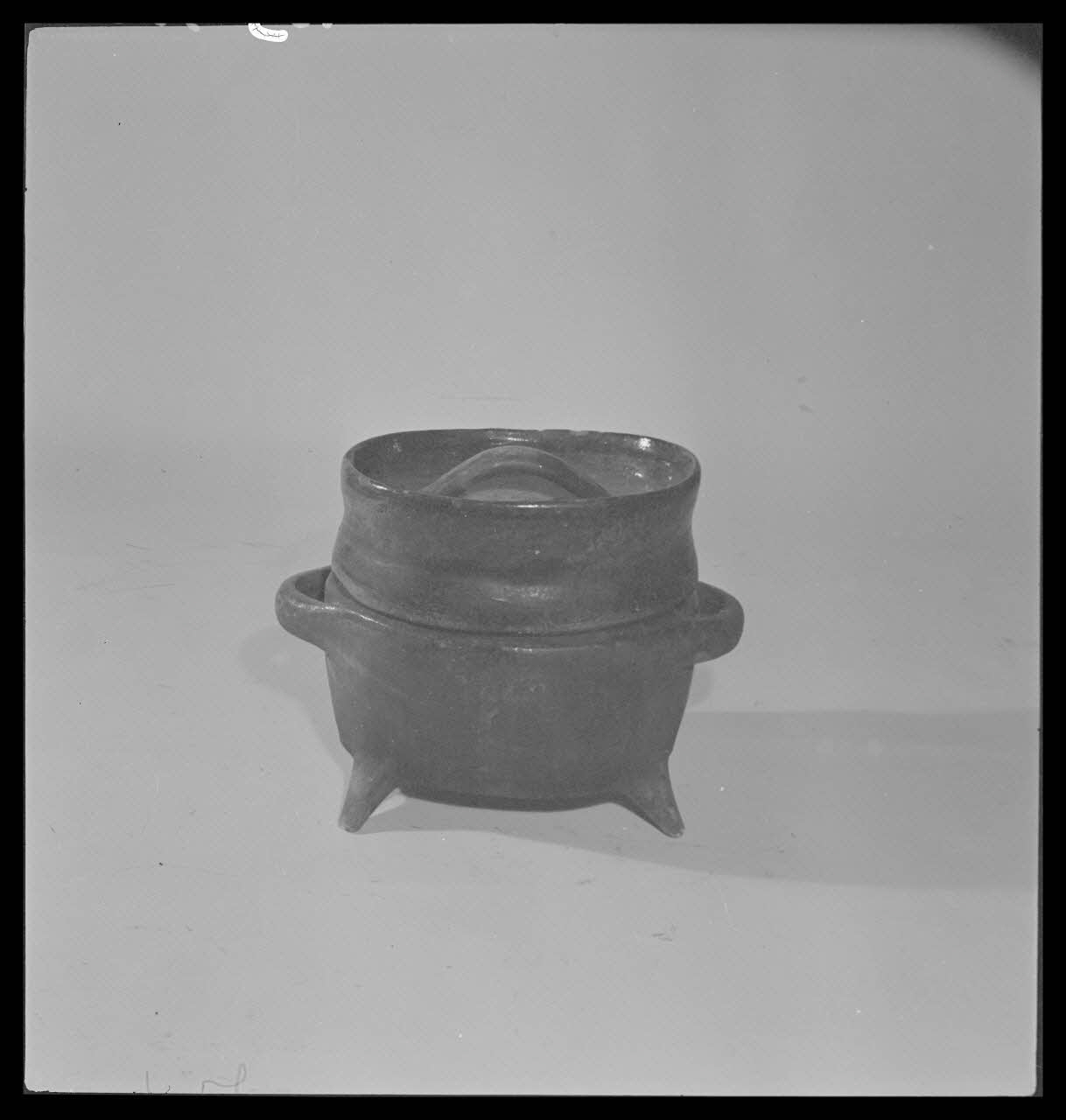 Gérard Franceschi photographie Cocotte dite Braisière de forme ovale. Provenance : Charente France 1942 Ph.1942.165.336 Photo