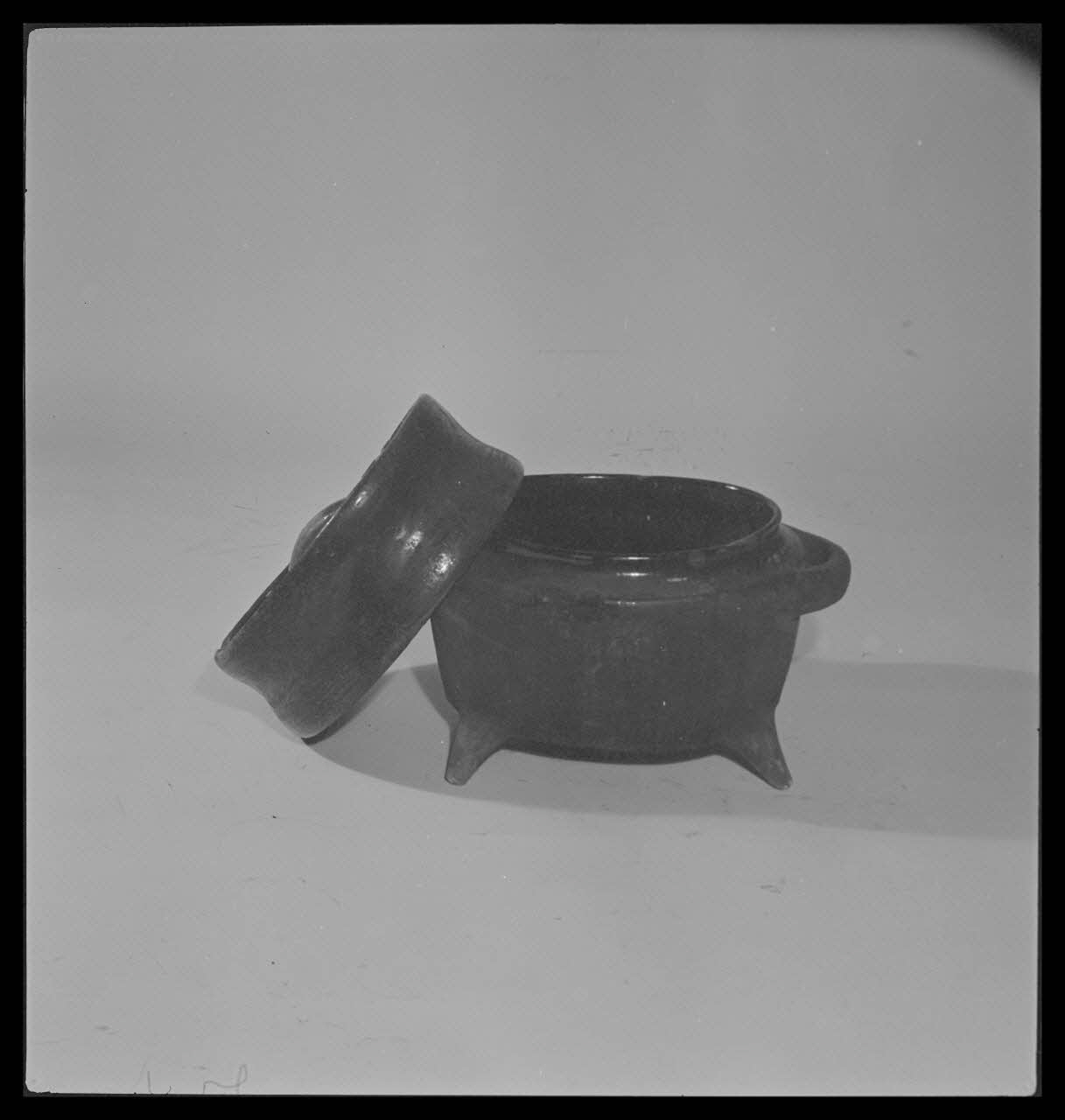 Gérard Franceschi photographie Cocotte dite Braisière de forme ovale. Provenance : Charente France 1942 Ph.1942.165.337 Photo