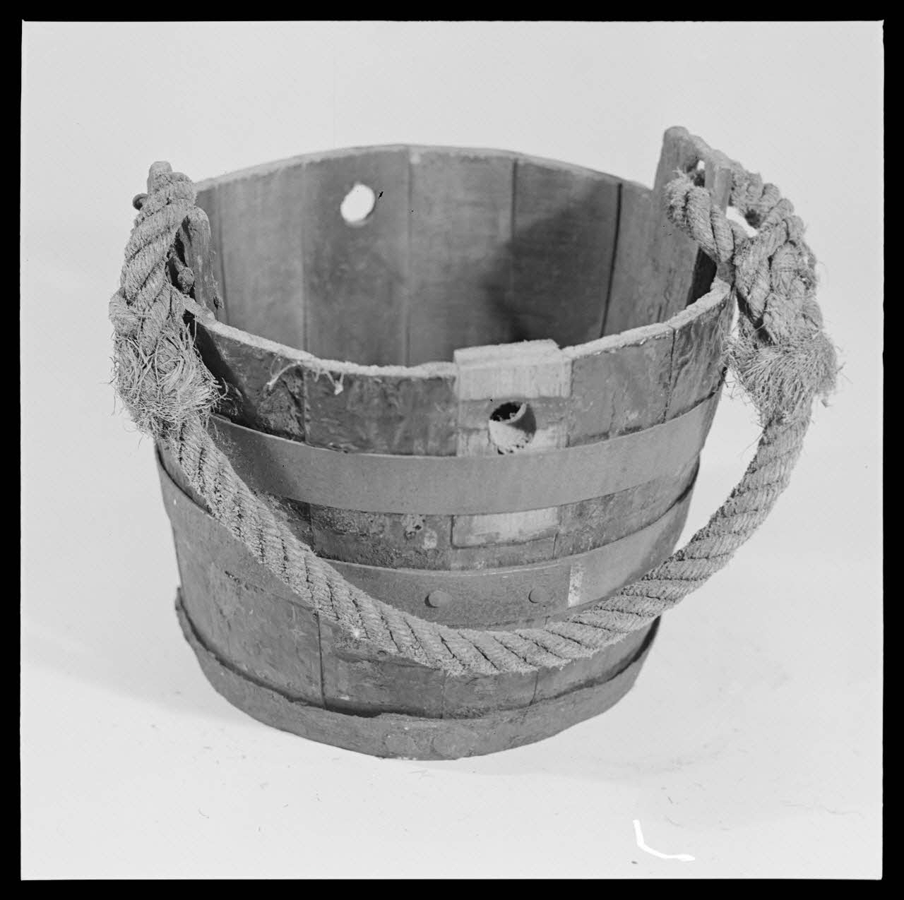 Gérard Franceschi photographie Seau en bois cerclé de fer et anse en bois. Provenance : Charente France 1942 Ph.1942.165.346 Photo