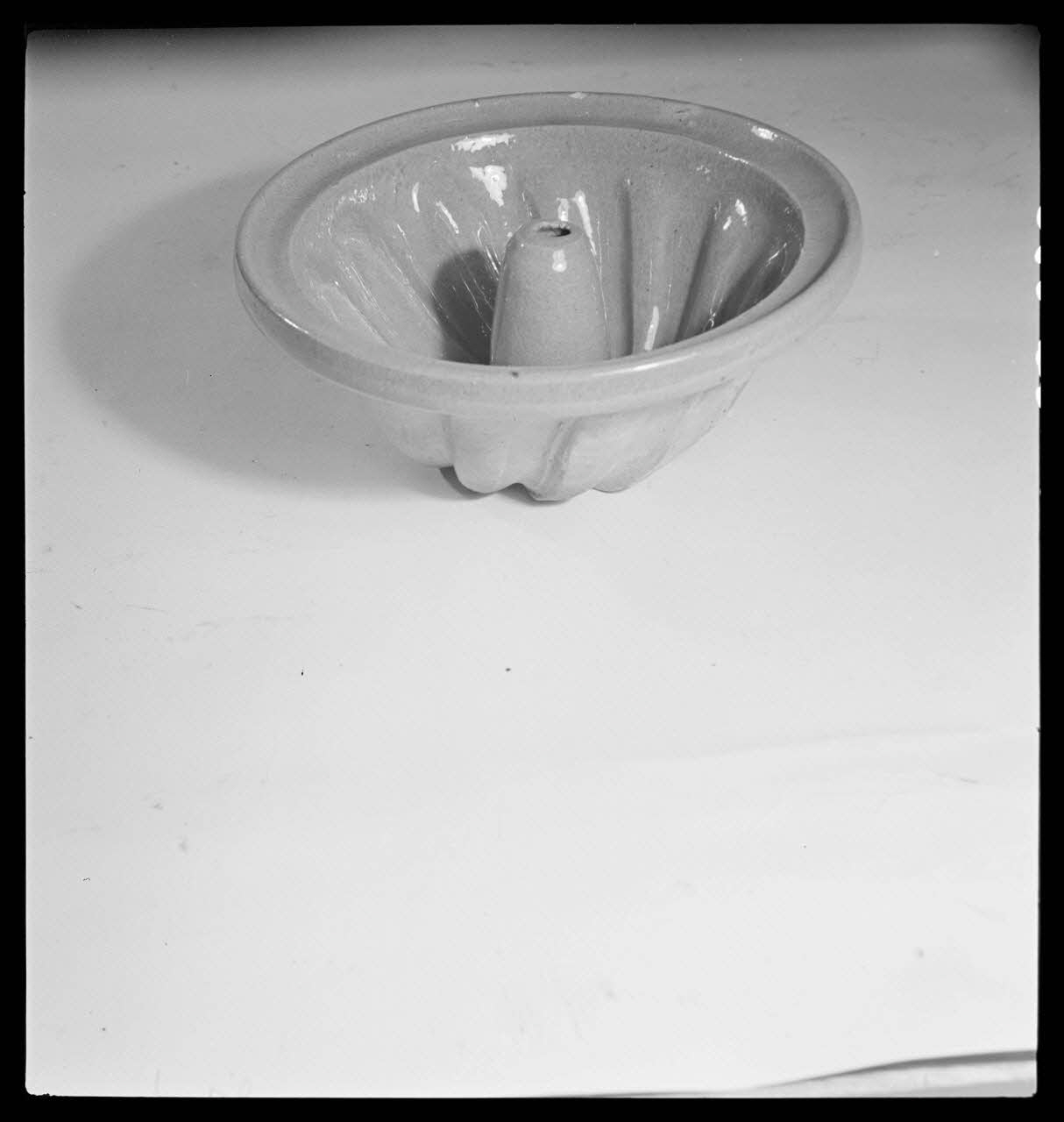 Gérard Franceschi photographie Moule à gâteau, Kugelhopfforme d'un diamètre de 180 millimètres en terre. Intérieur vernis de jaune. Provenance : Soufflenheim, Bas-Rhin France 1942 Ph.1942.165.350 Photo