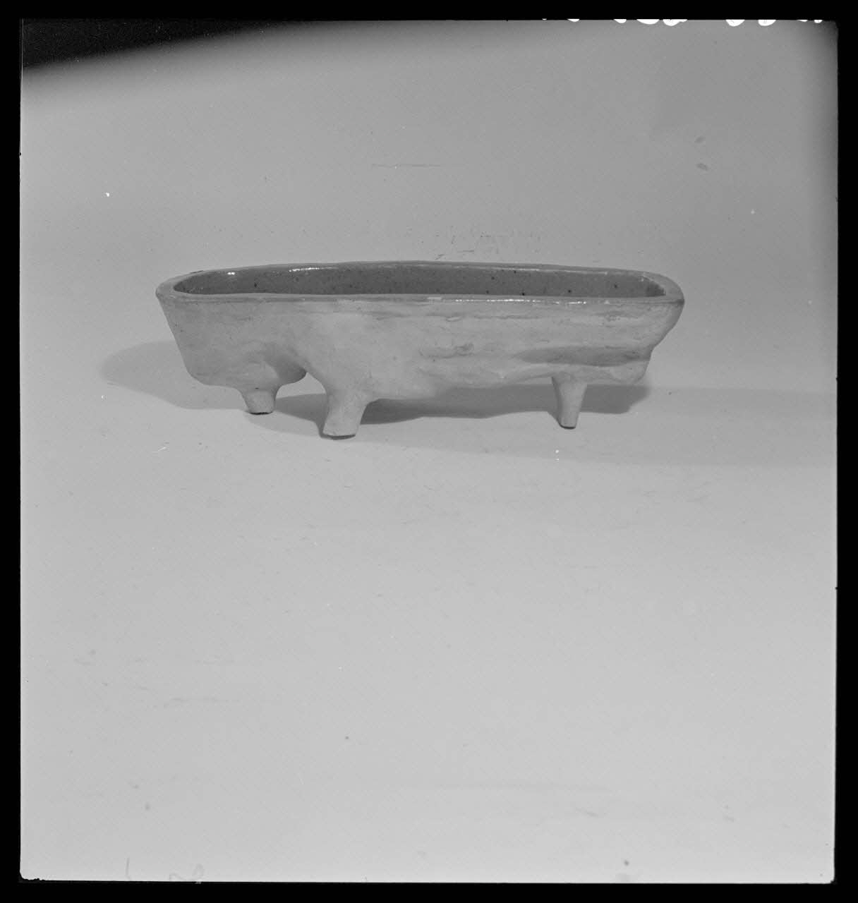 Gérard Franceschi photographie Moule à gâteau d'une longueur de 360 millimètres avec quatre pieds. Terre et intérieur vernissé jaune. Provenance : Bas-Languedoc France 1942 Ph.1942.165.351 Photo