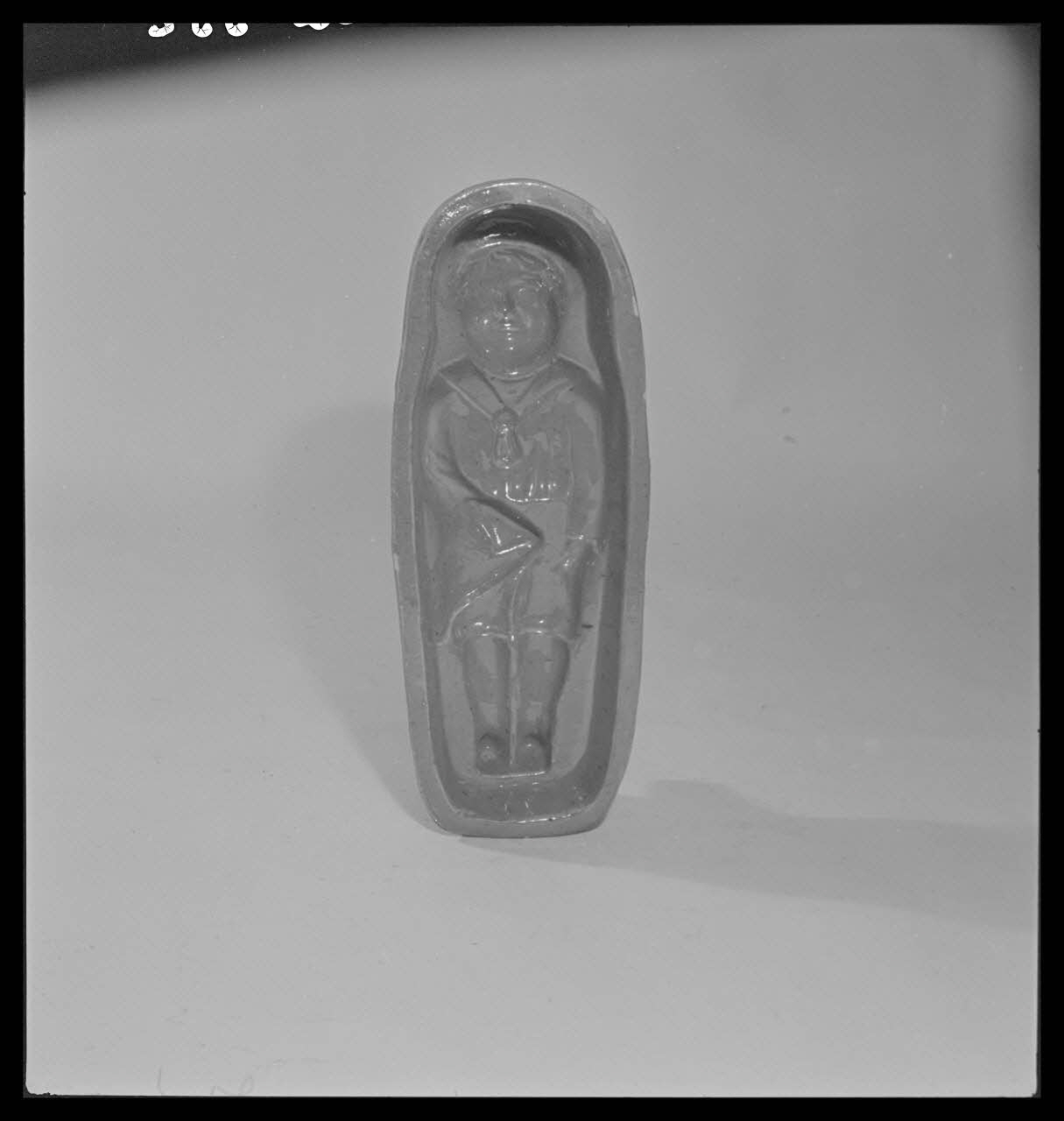 Gérard Franceschi photographie Moule à gâteau d'une longueur de 360 millimètres avec quatre pieds. Terre et intérieur vernissé jaune. Provenance : Bas-Languedoc France 1942 Ph.1942.165.352 Photo