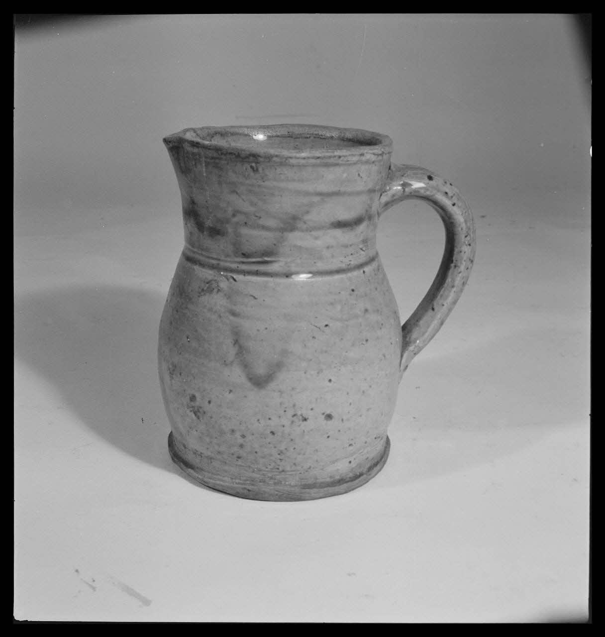 Gérard Franceschi photographie Pot à lait. Hauteur de 130 millimètres en grès vernis jaune. Provenance : Noron-la-Poterie, Calvados France 1942 Ph.1942.165.353 Photo