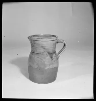 Gérard Franceschi photographie Pot à lait. Hauteur de 130 millimètres en grès vernis jaune. Provenance : Noron-la-Poterie, Calvados France 1942 Ph.1942.165.354  Photo