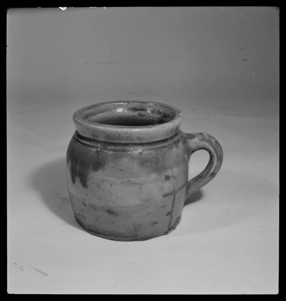 Gérard Franceschi photographie Pot à lait. Hauteur de 150 millimètres en grès vernis jaune. Provenance : Noron-la-Poterie , Calvados France 1942 Ph.1942.165.355 Photo