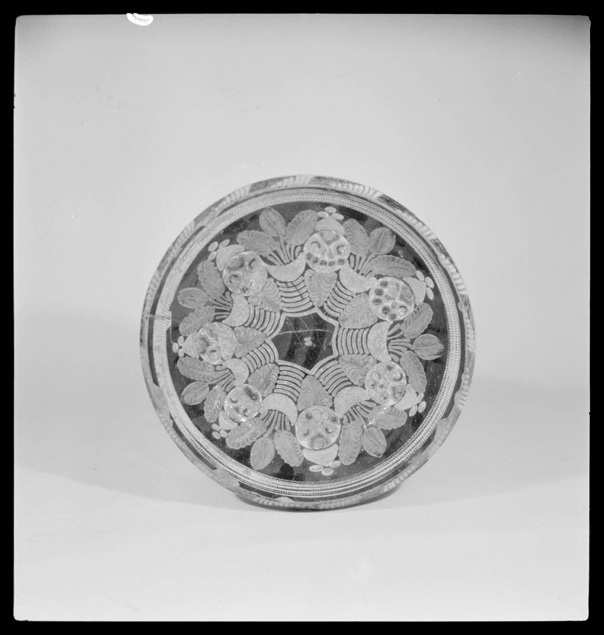 Gérard Franceschi photographie Plat à fond marron et décor floral jaune et vert en faïence. Provenance : Bas-Rhin France 1942 Ph.1942.165.360 Photo