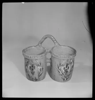 Gérard Franceschi photographie Egouttoir à cuillers avec deux pots réunis. Décor floral brun, vert et jaune. Hauteur de 220 millimètres. Provenance : Soufflenheim, Bas-Rhin France 1942 Ph.1942.165.362 Photo