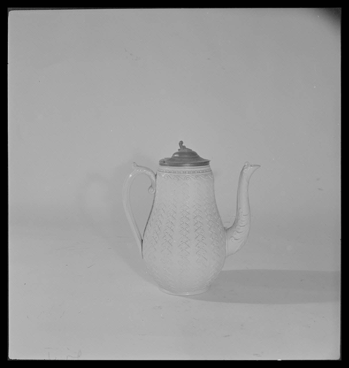Gérard Franceschi photographie Cafetière en grès blanc avec couvercle en étain. Hauteur de 270 millimètres. Provenance : Alsace France 1942 Ph.1942.165.363 Photo