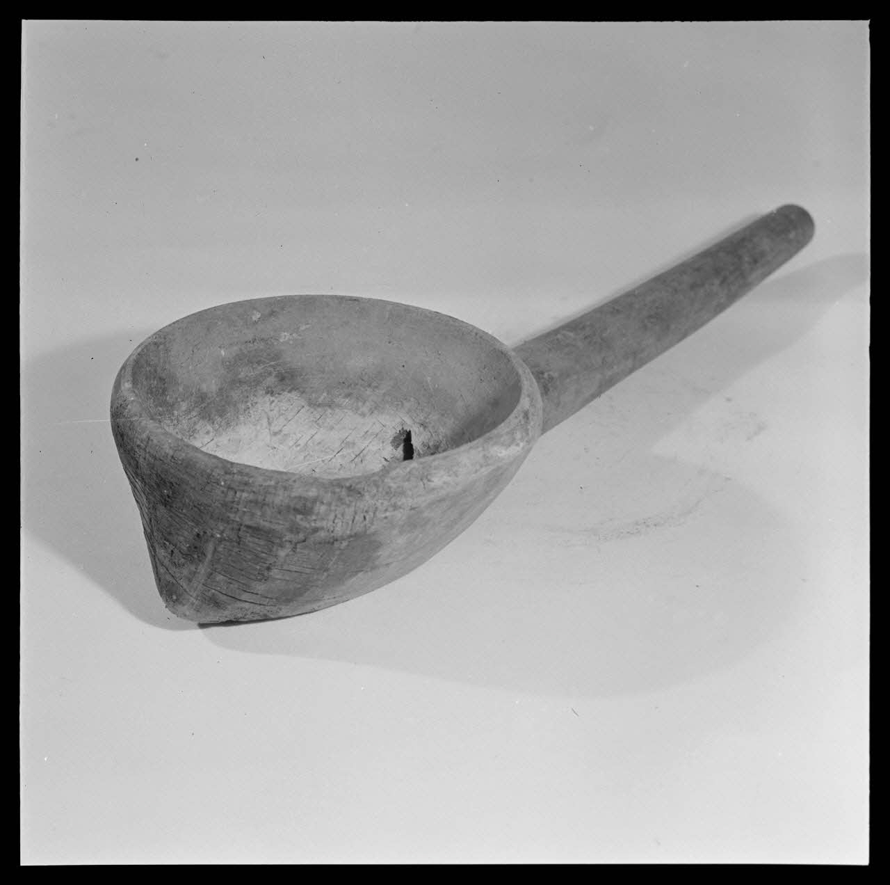 Gérard Franceschi photographie Louche à manche creux dit Becotte, en bois. Provenance : Ussor, Vienne France 1942 Ph.1942.165.369 Photo