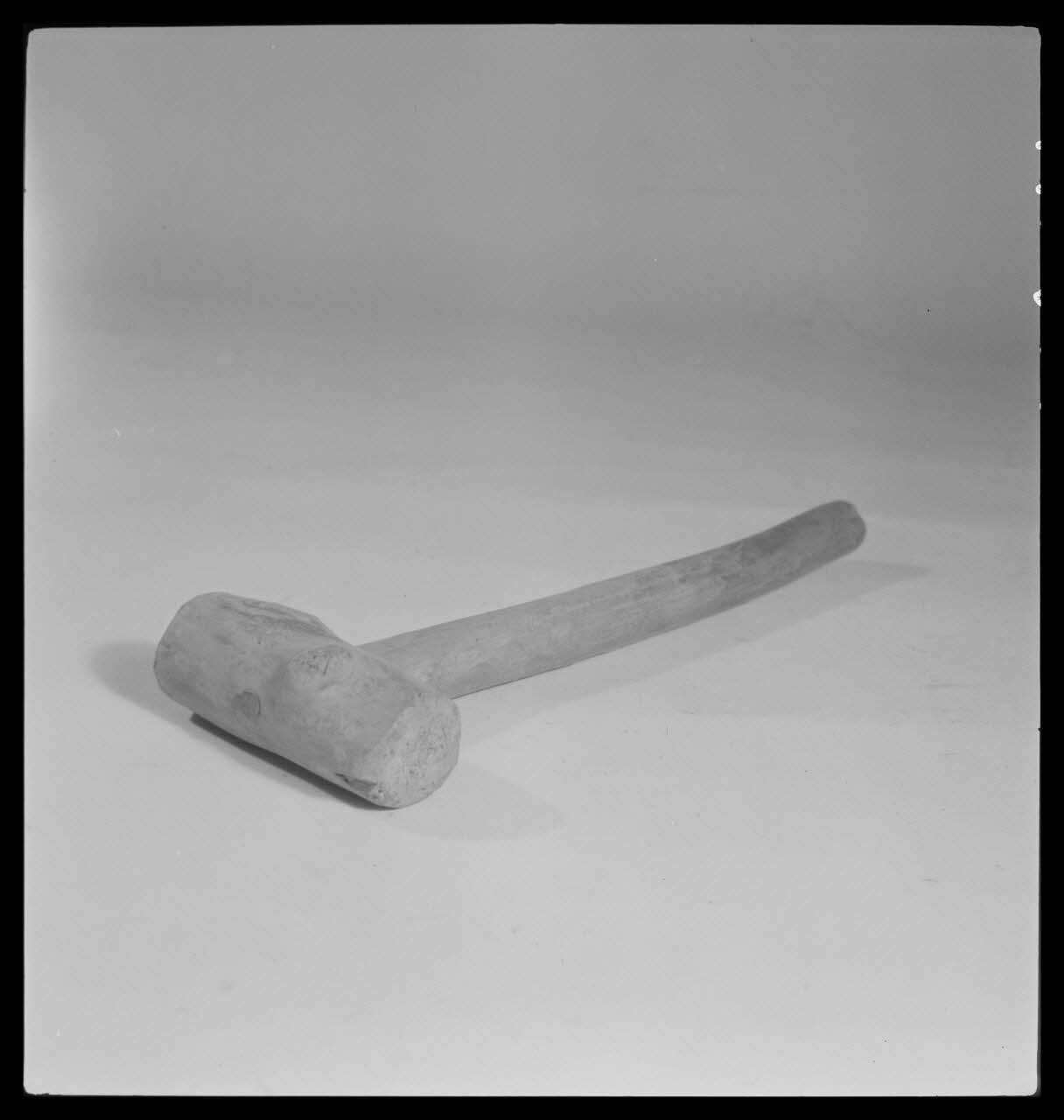 Gérard Franceschi photographie Marteau à noix en bois provenant du Vendômois France 1942 Ph.1942.165.374 Photo