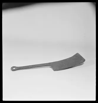 Gérard Franceschi photographie Hachoir "Paltret" en fer. Dimensions 50 x 7,5 centimètres. Provenance : Loir-et-Cher France 1942 Ph.1942.165.389 Photo