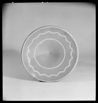 Gérard Franceschi photographie Plat Vire-Vire à omelette provenant de la Drôme France 1942 Ph.1942.165.396  Photo