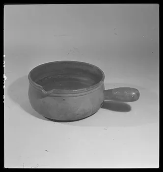 Gérard Franceschi photographie Casserole à un manche en terre partiellement vernissée. Provenance : Civray, Vienne France 1942 Ph.1942.165.404  Photo