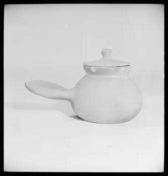 Gérard Franceschi photographie Diable ou pot pour faire cuire les châtaignes. Provenance : Civray, Vienne France 1942 Ph.1942.165.413 Photo