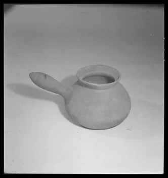 Gérard Franceschi photographie Diable ou pot en terre pour cuire les châtaignes. Provenance : Civray, Vienne France 1942 Ph.1942.165.417 Photo
