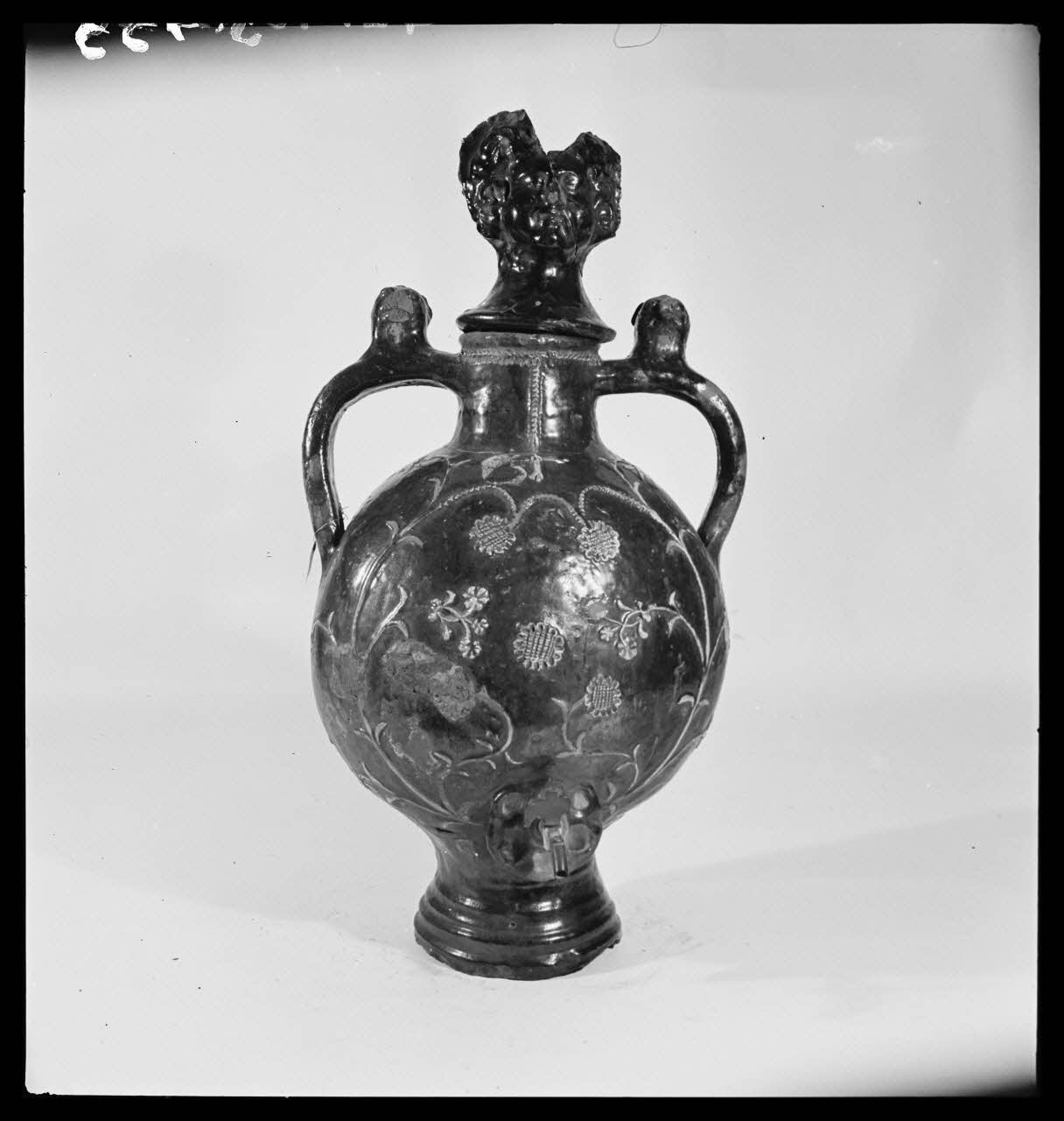 Gérard Franceschi photographie Fontaine ovale avec deux anses. Décor floral, relief et vernis jaune. Provenance : Manche France 1942 Ph.1942.165.433 Photo