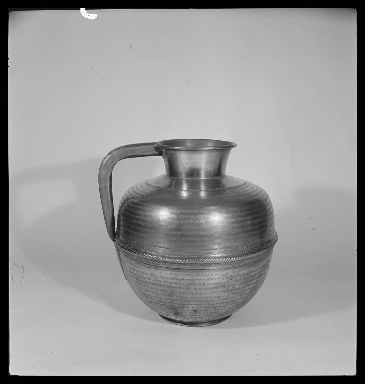 Gérard Franceschi photographie Canne, pot à lait en cuivre France 1942 Ph.1942.165.44 Photo