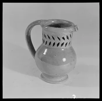 Gérard Franceschi photographie Pot à surprise en terre vernissée verte France 1942 Ph.1942.165.72 Photo