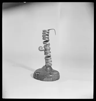 Gérard Franceschi photographie Chandelier à spirale en fer et bois France 1942 Ph.1942.165.95 Photo