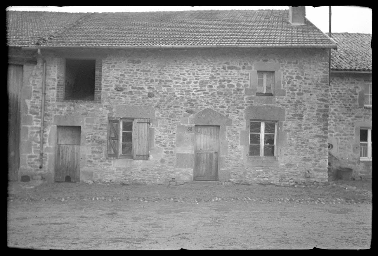 Marc Sibertin-Blanc photographie Maison d'ouvrier Champagne-Ardenne, France 1942/12/17 Ph.1943.9.10  Photo