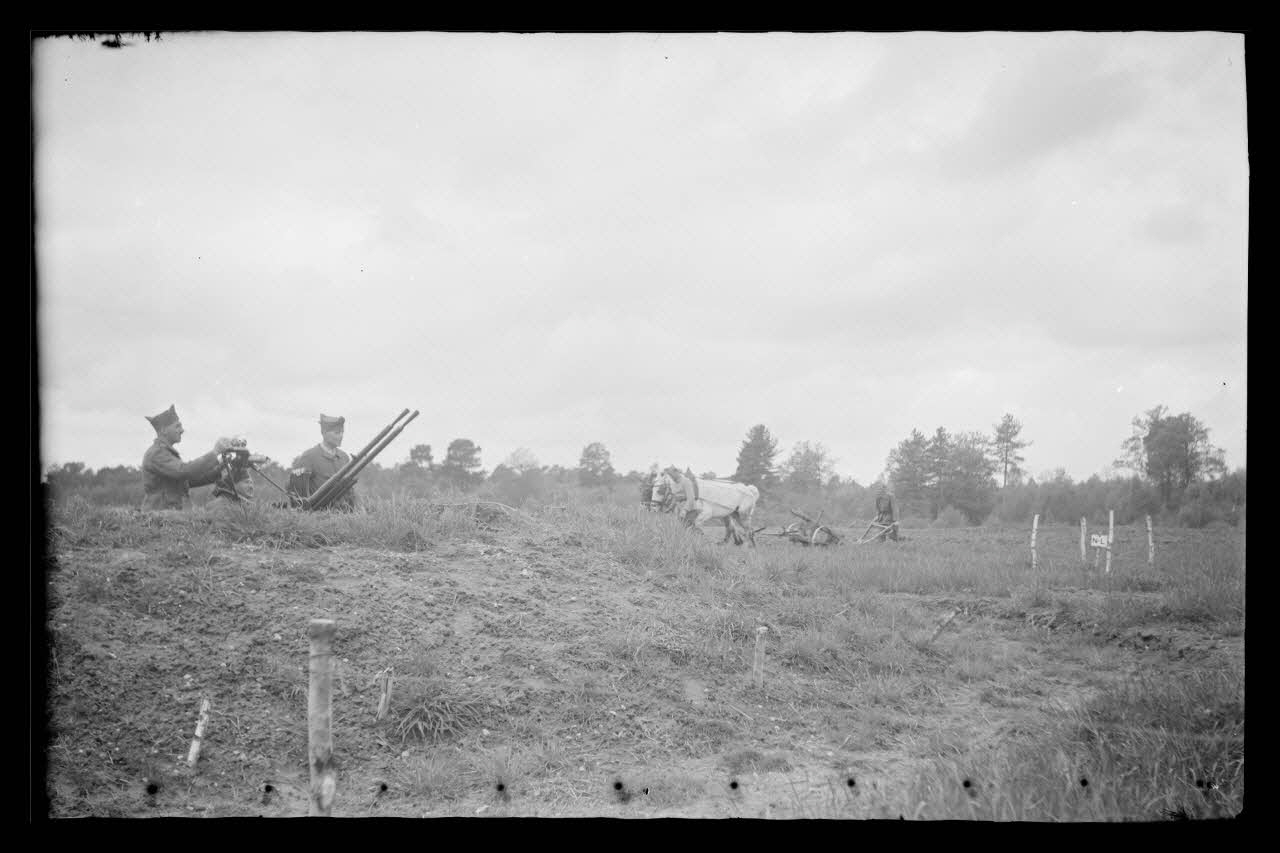 Pierre - Louis Duchartre photographie Ferme de Buisson-Rivière, écarts de Salbris. Mitrailleurs labourant autour de leurs positions Centre, France 1941 Ph.1941.141.13 Photo