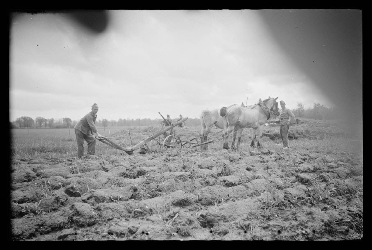 Pierre - Louis Duchartre photographie Ferme de Buisson-Rivière, écarts de Salbris. Mitrailleurs labourant autour de leurs positions Centre, France 1941 Ph.1941.141.14 Photo
