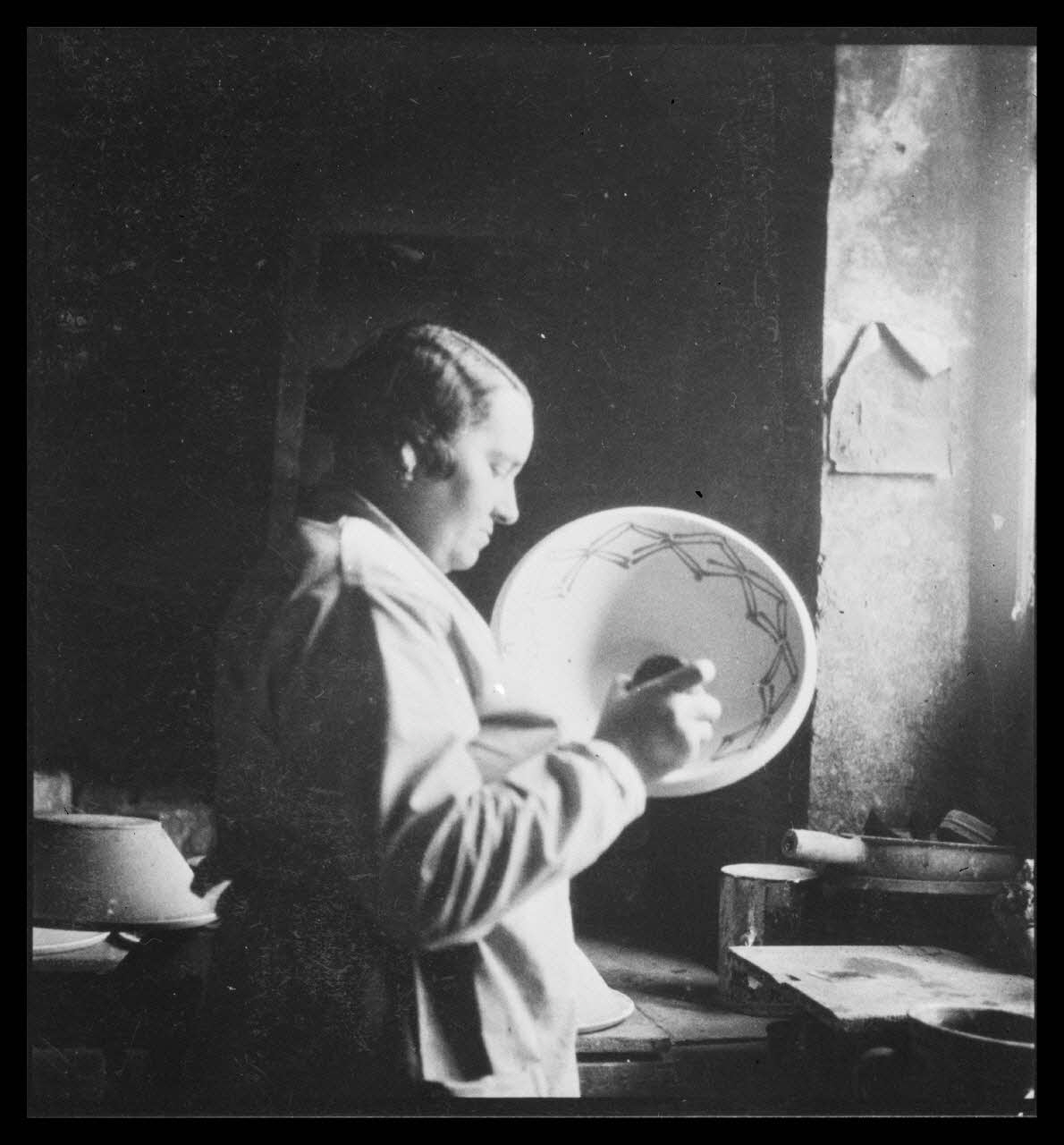 Pierre - Louis Duchartre photographie Décor de poterie au "barolet" ou pipe Rhône-Alpes, France 1936 Ph.1941.141.5 Photo