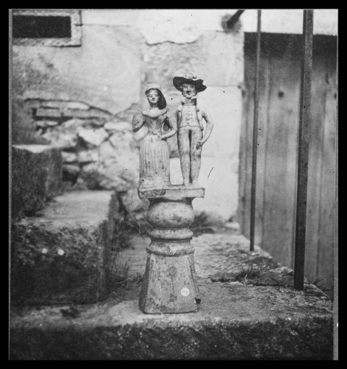 Pierre - Louis Duchartre photographie Epi de faîtage. Grès. milieu du 19ème siècle Centre, France 1941 Ph.1941.141.7 Photo