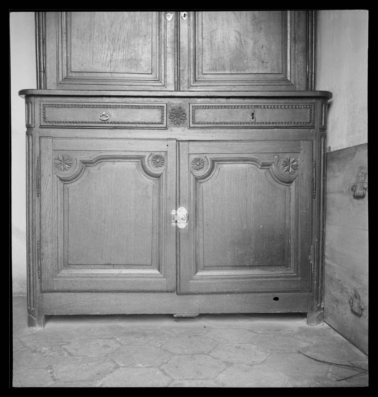 Jacques Barré photographie Chez Monsieur Bieuville. Bas de buffet haut Ile-de-France, France 1941/12/5 Ph.1941.143.1 Photo