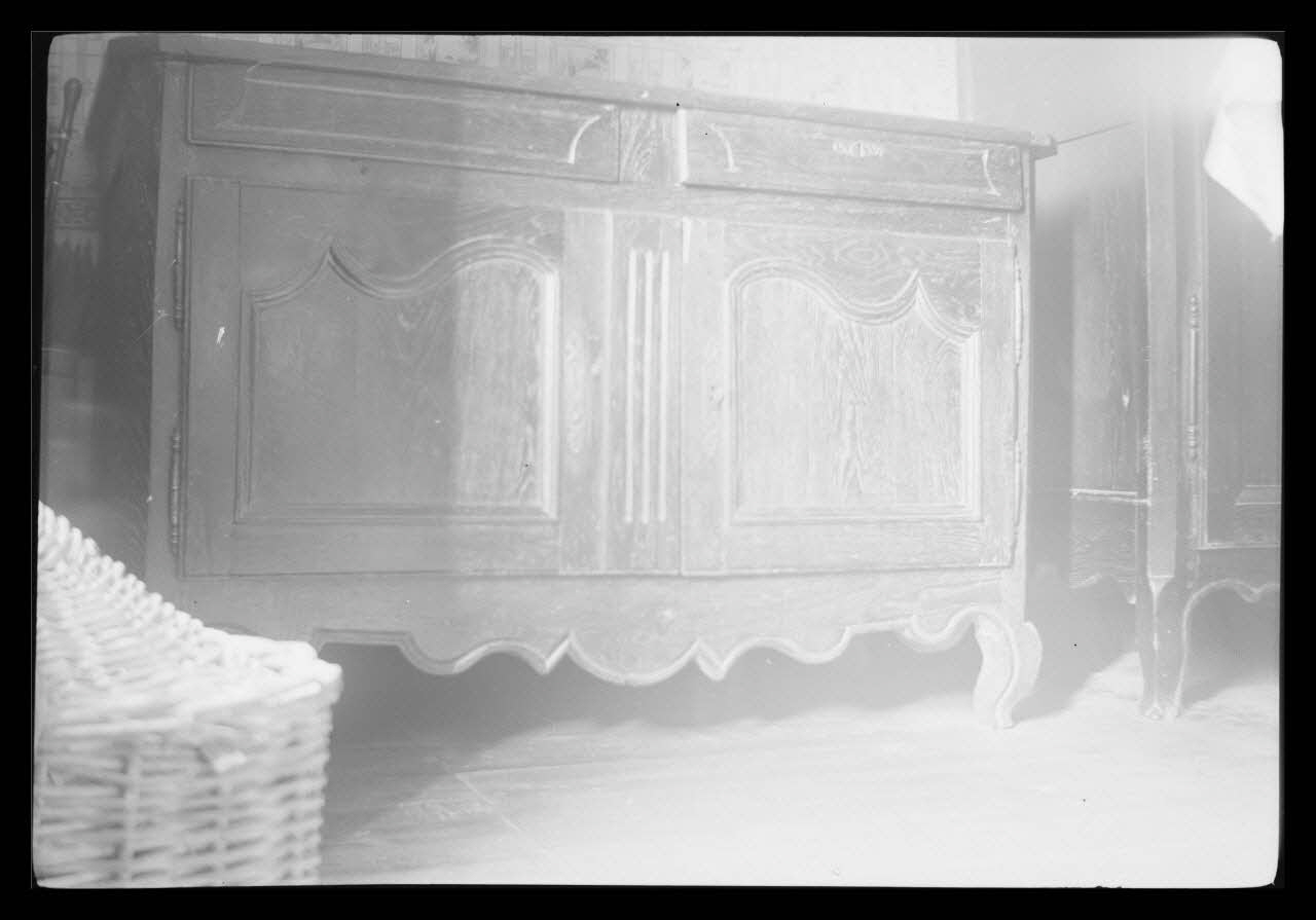 Henri Dalmau photographie Chez Monsieur Parisel. Bahut Champagne-Ardenne, France 1942/3/20 Ph.1942.28.12 Photo