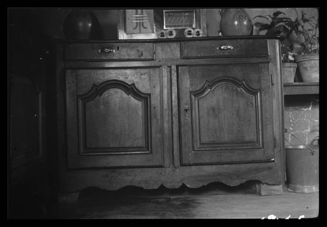 Henri Dalmau photographie Maison Staemply. Porte de buffet bas Champagne-Ardenne, France 1941/12/11 Ph.1942.4.5 Photo