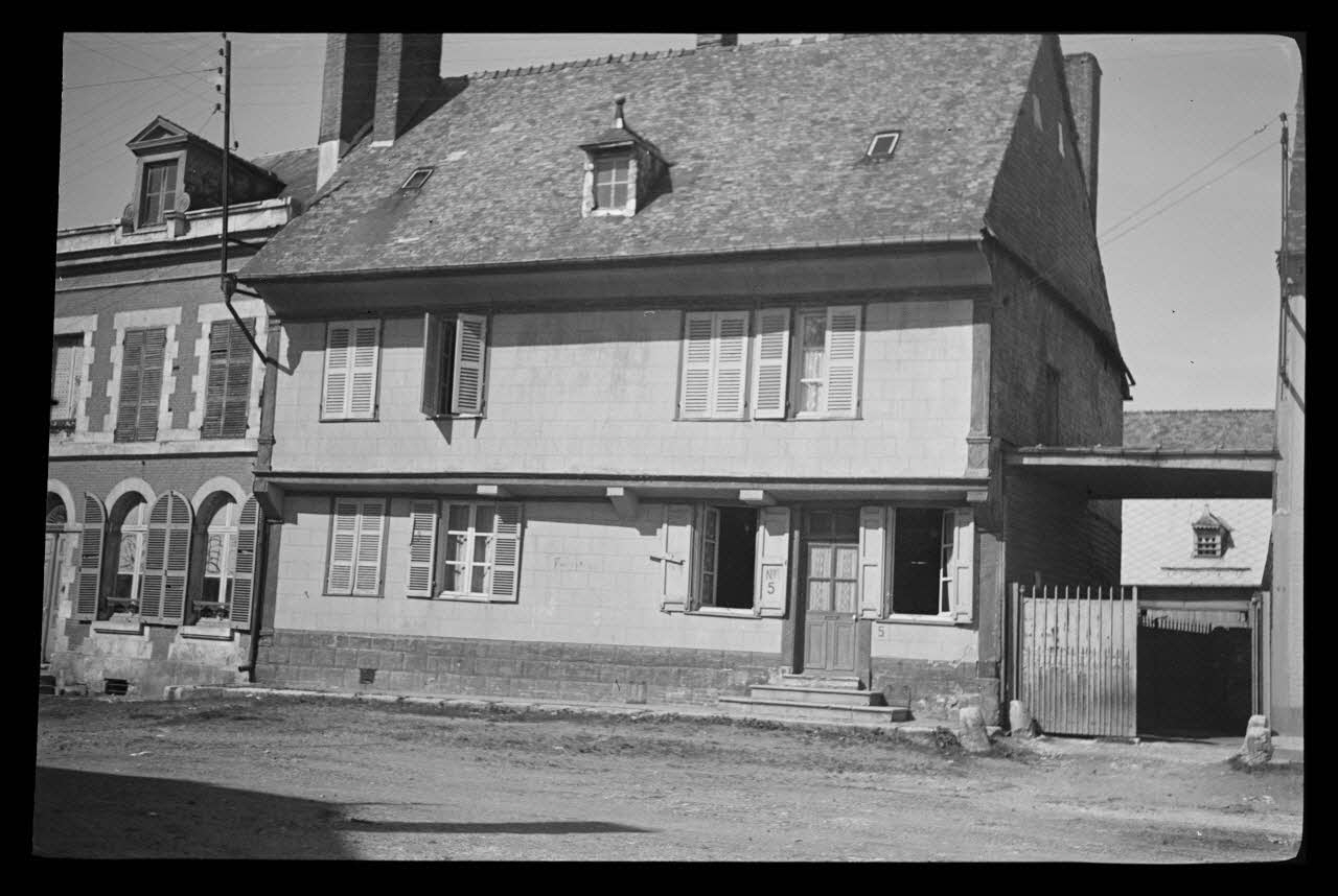 Marc Sibertin-Blanc photographie Place de l'Hôtel de ville. Maison en encorbellement Picardie, France 1942/6/3 Ph.1942.119.23  Photo