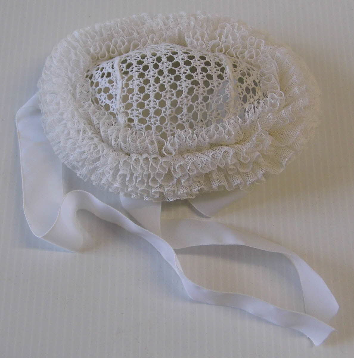 bonnet de baptême Les Sables d'Olonne 1965.39.14 Photo Mucem / cliché :  Musée de l'Abbaye Sainte-Croix - Les Sables d'Olonne