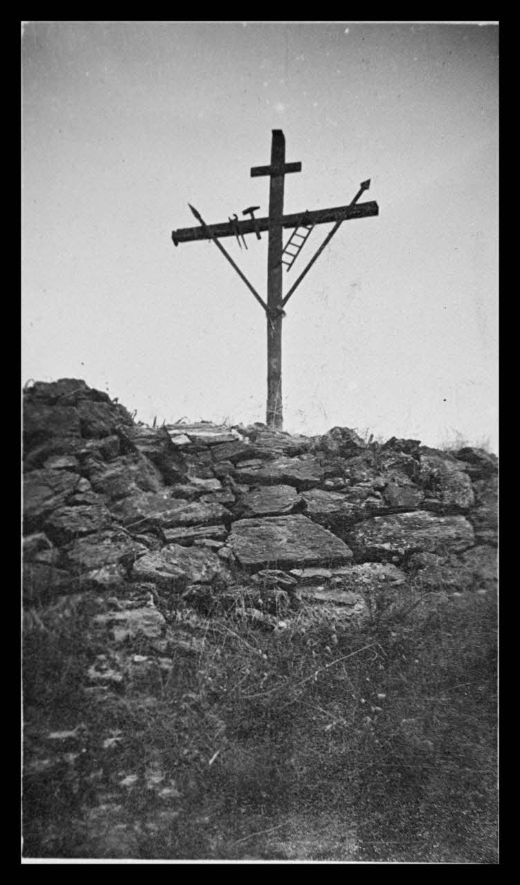 F. Agostini photographie Dans le maquis. Croix de mission et instruments de la Passion Corse, France 1942/7/1 Ph.1942.138.14 Photo