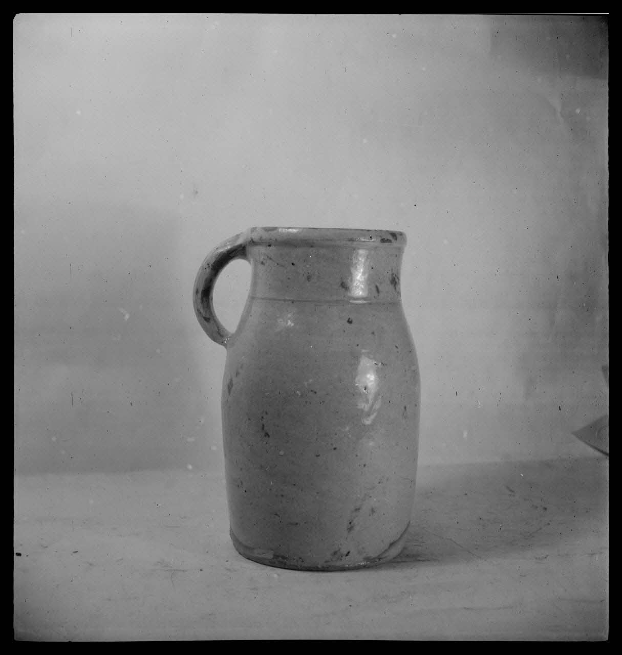 Pierre Soulier photographie Cruches pot à lait de La Borne, Cher Ile-de-France, France 1944/2/1 Ph.1944.26.114 Photo
