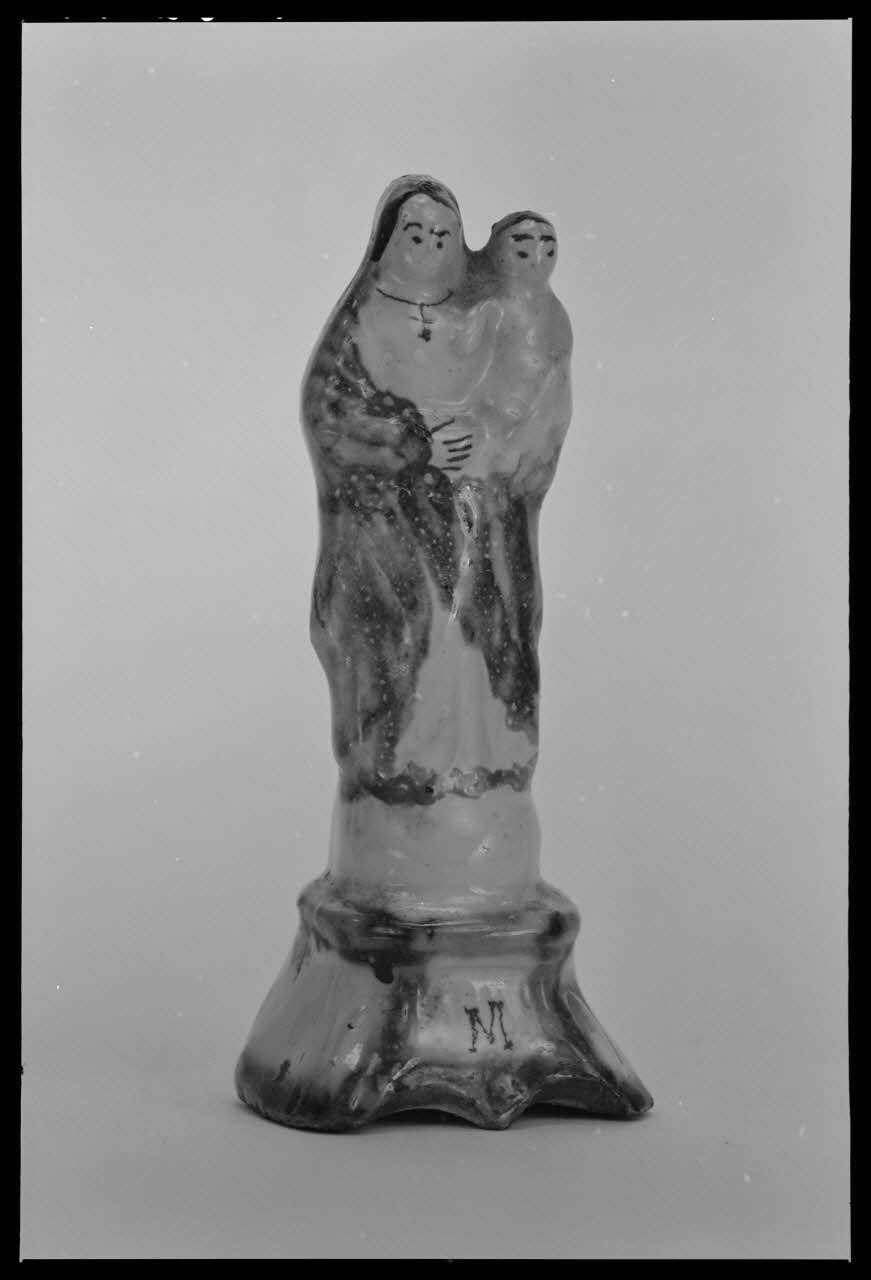 Pierre Soulier photographie Statuette en faïence de Vierge à l'enfant provenant de Sarthe Ile-de-France, France 1944/2/1 Ph.1944.26.12 Photo