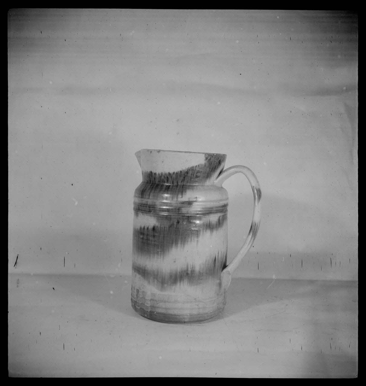 Pierre Soulier photographie Pot jaspé de couleur manganèse et plomb, du Bas-Languedoc Ile-de-France, France 1944/2/1 Ph.1944.26.121 Photo