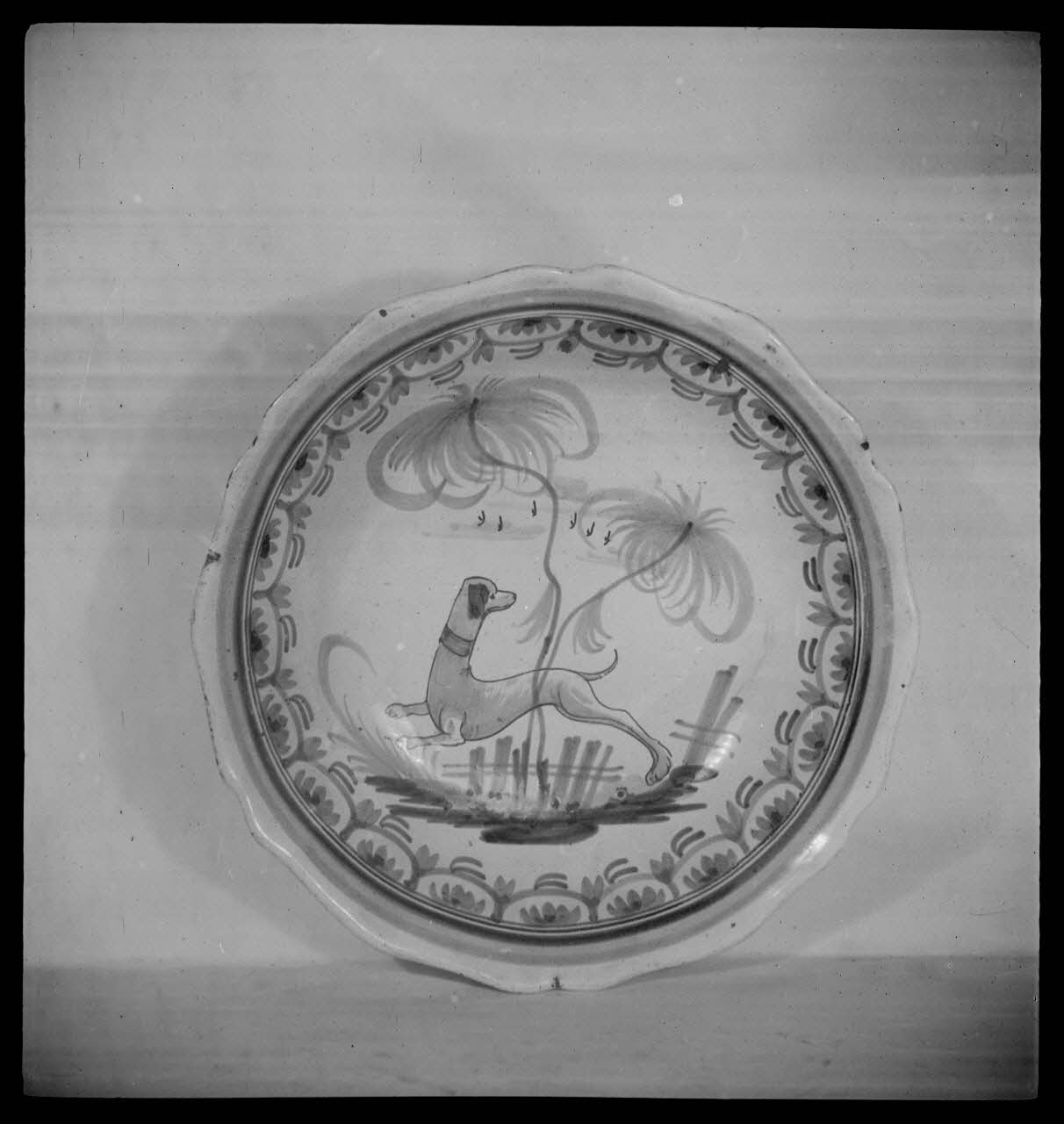 Pierre Soulier photographie Saladier en faïence de Chein Ile-de-France, France 1944/2/1 Ph.1944.26.126 Photo