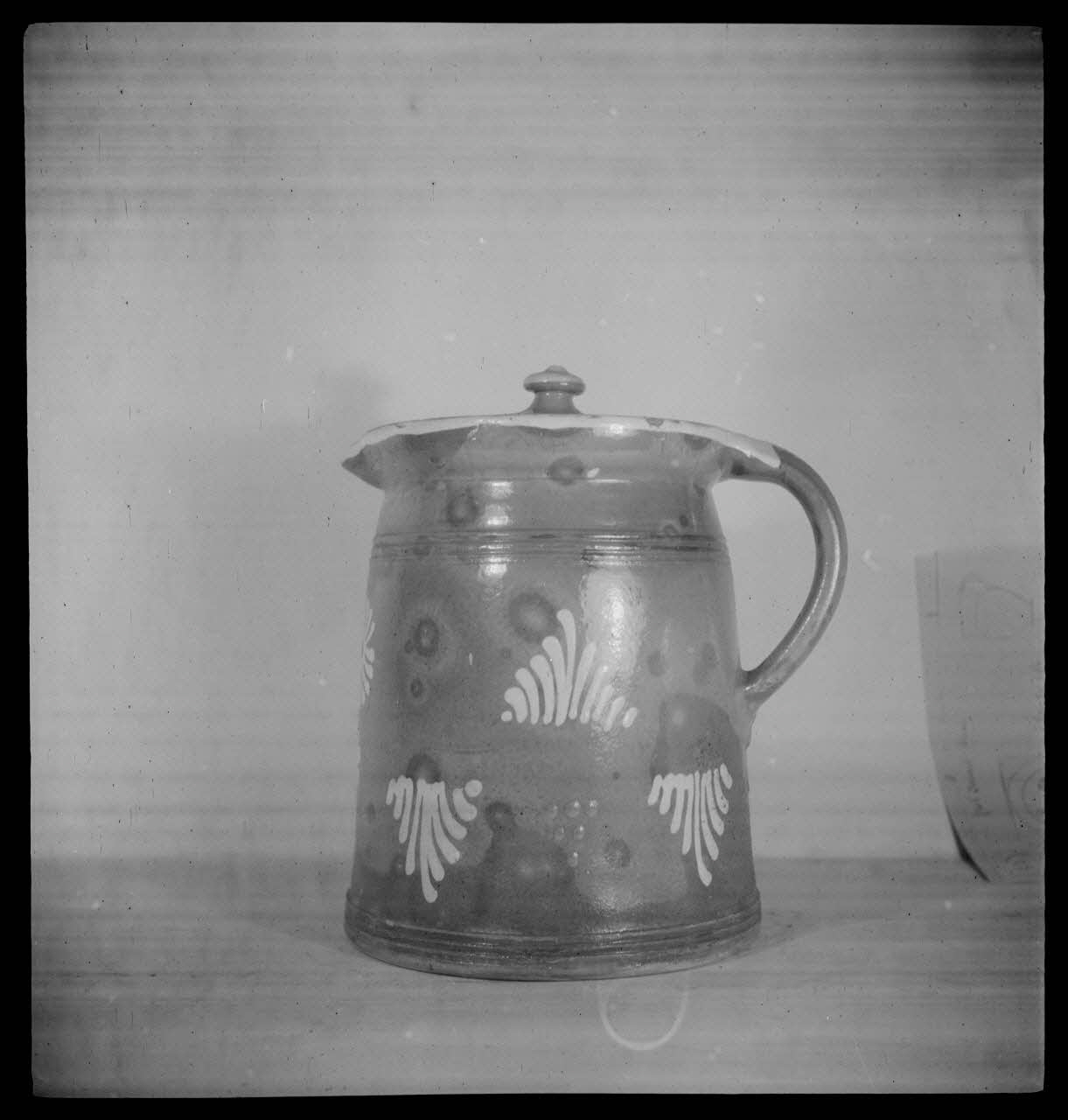 Pierre Soulier photographie Grand pot à couvercle à décor d'engobe clair, de Soufflenheim, Bas-Rhin Ile-de-France, France 1944/2/1 Ph.1944.26.129 Photo