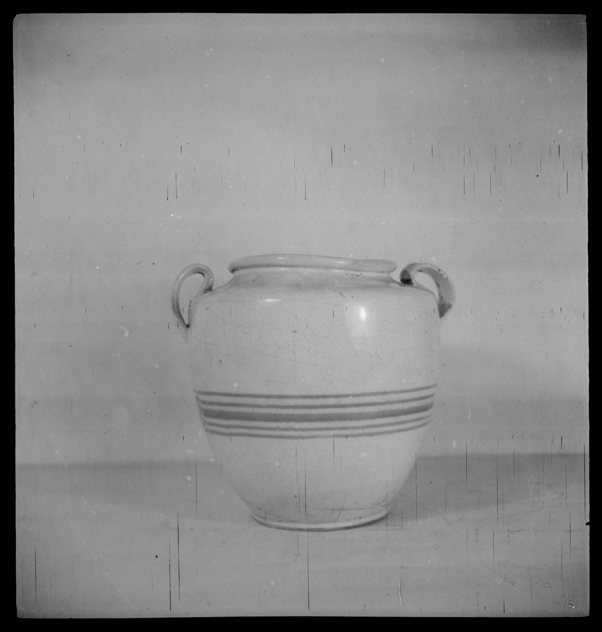 Pierre Soulier photographie Pot à anses à décor de bandes bleues, du Bas-Languedoc Ile-de-France, France 1944/2/1 Ph.1944.26.131 Photo