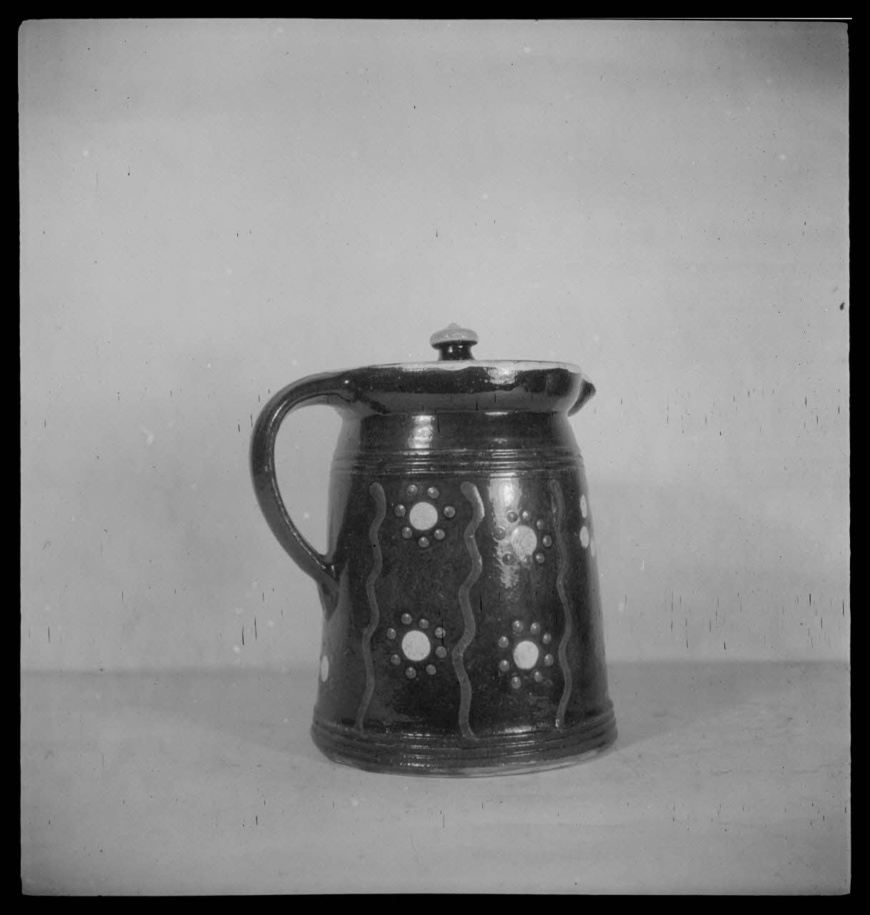 Pierre Soulier photographie Pot à couvercle à décor d'engobe de Soufflenheim, Bas-Rhin Ile-de-France, France 1944/2/1 Ph.1944.26.133 Photo