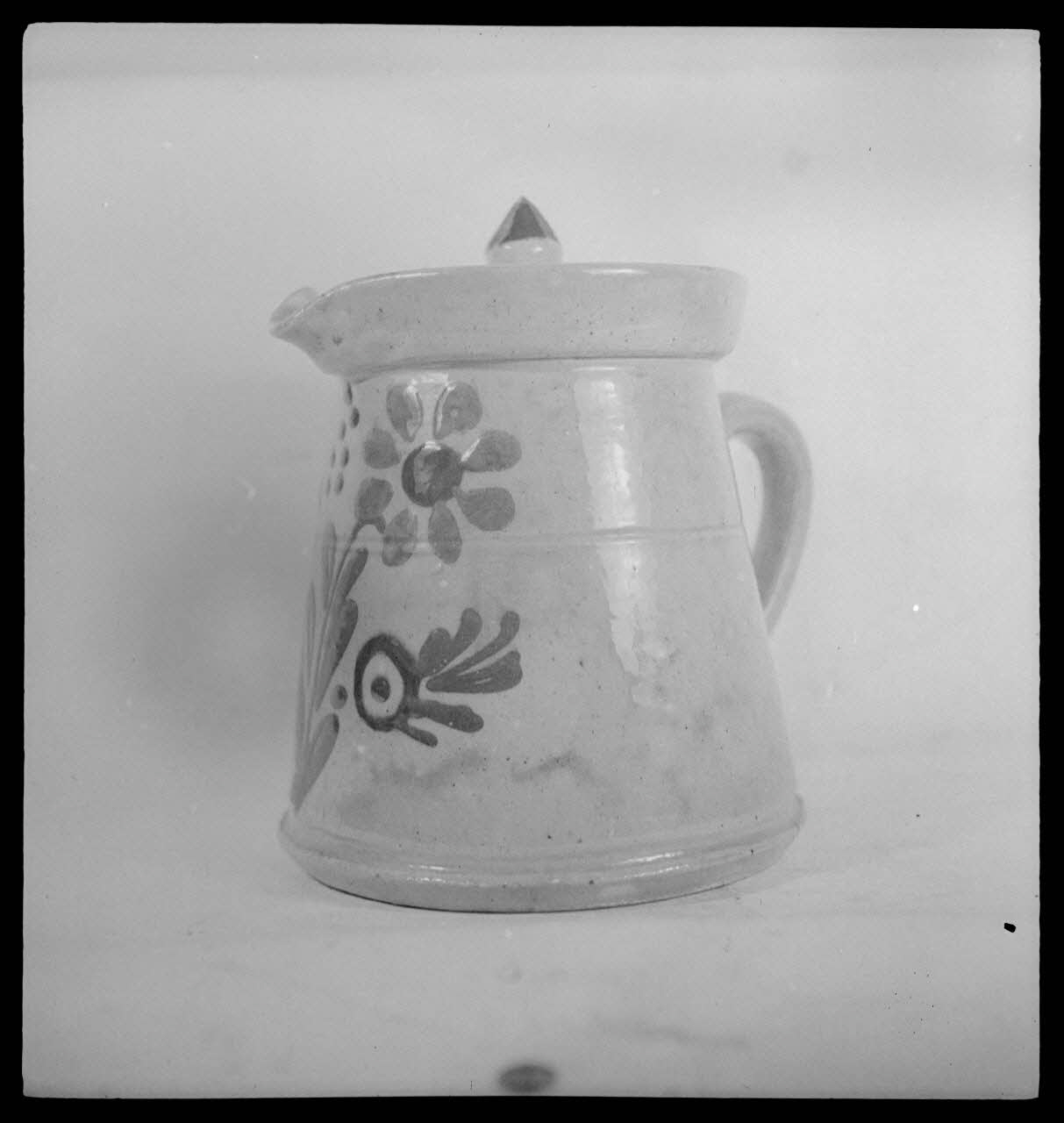 Pierre Soulier photographie Pot à couvercle en émail jaune, de Soufflenheim, Bas-Rhin Ile-de-France, France 1944/2/1 Ph.1944.26.142 Photo