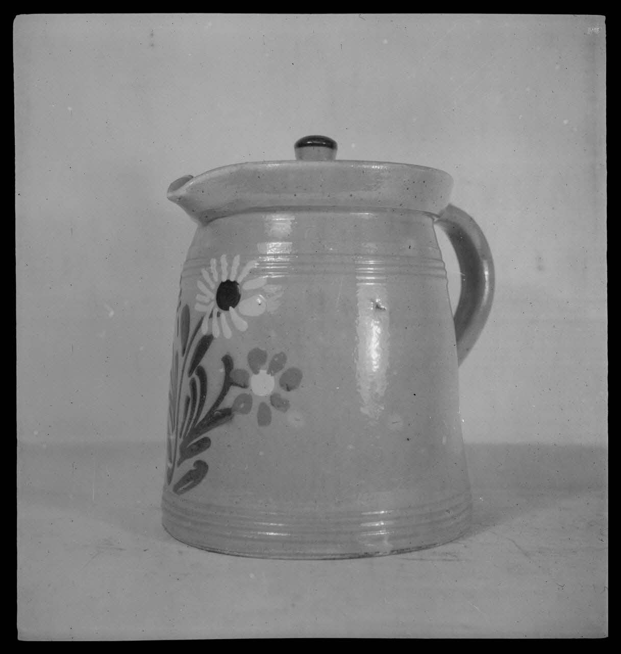 Pierre Soulier photographie Pot jaune couvert de Soufflenheim, Bas-Rhin Ile-de-France, France 1944/2/1 Ph.1944.26.150 Photo
