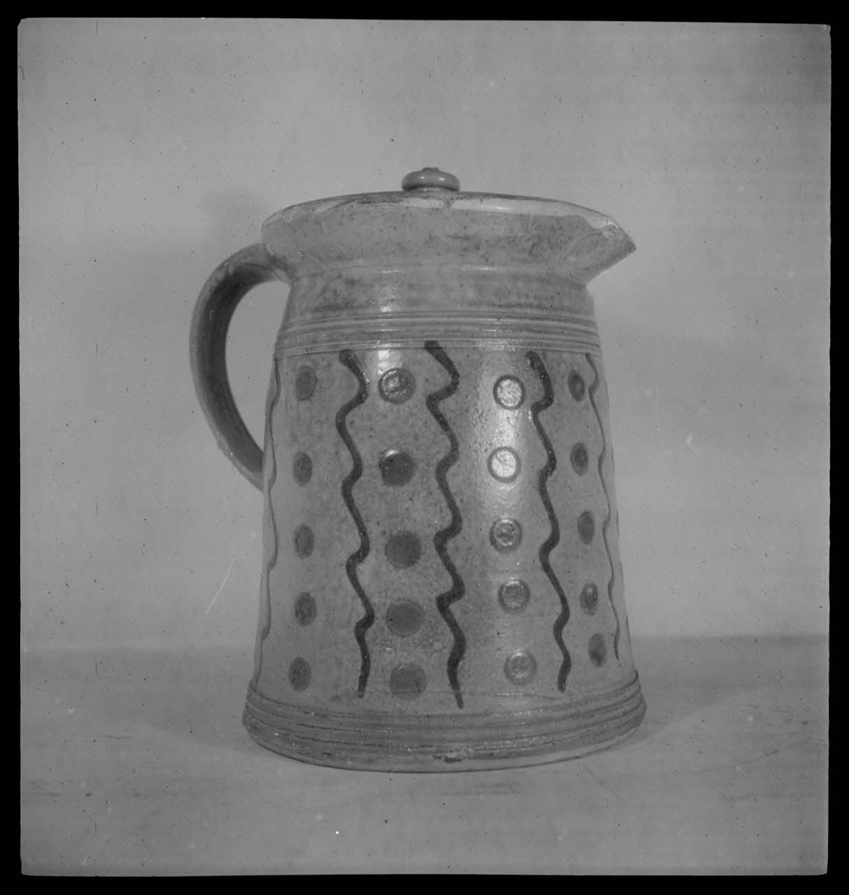 Pierre Soulier photographie Pot jaune couvert de Soufflenheim, Bas-Rhin Ile-de-France, France 1944/2/1 Ph.1944.26.151 Photo