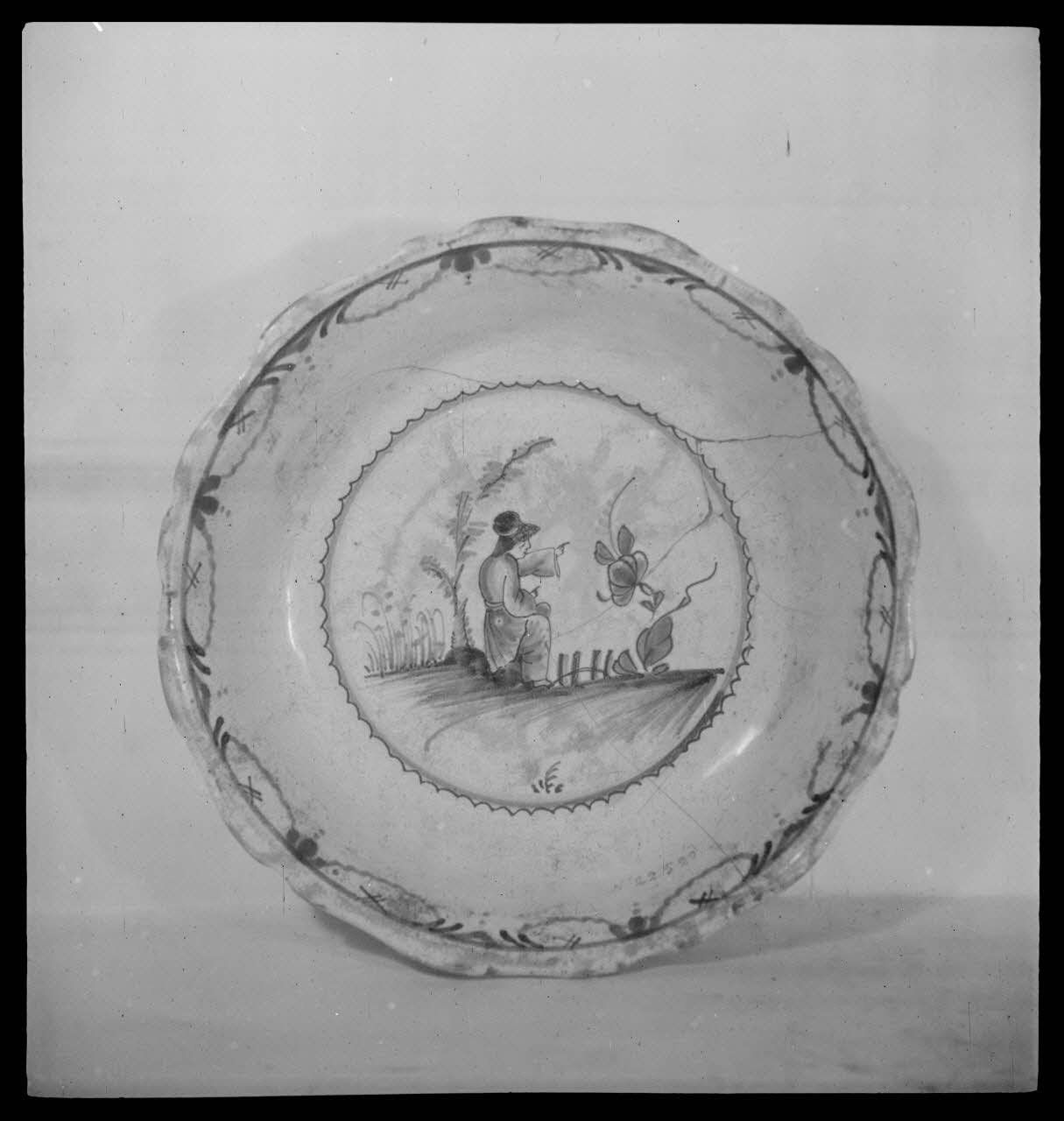 Pierre Soulier photographie Saladier en faïence de Château-du-Loir, Sarthe Ile-de-France, France 1944/2/1 Ph.1944.26.157 Photo