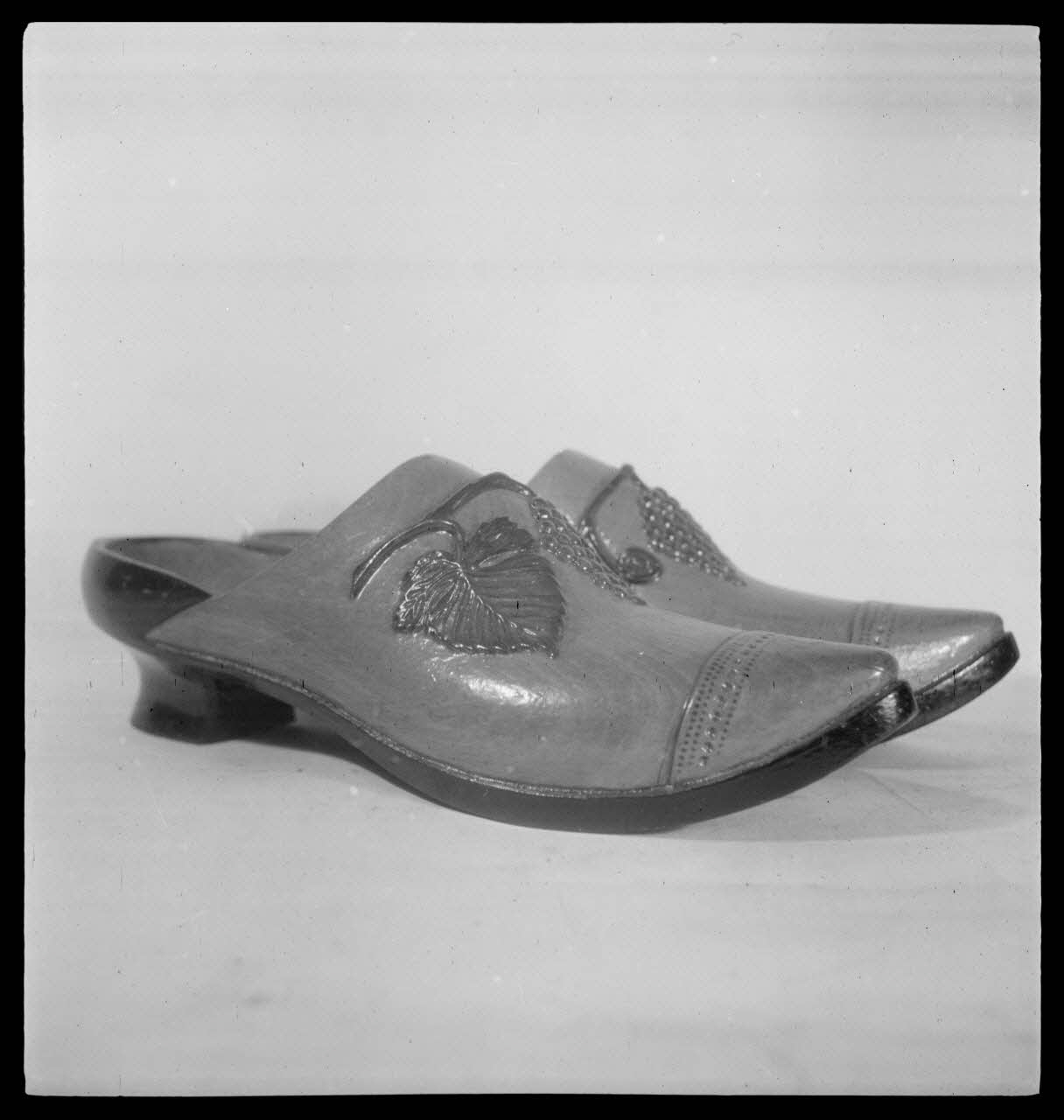 Pierre Soulier photographie Sabots sculptés de vigne et de raisins d'Indre-et-Loire Ile-de-France, France 1944/2/1 Ph.1944.26.166 Photo