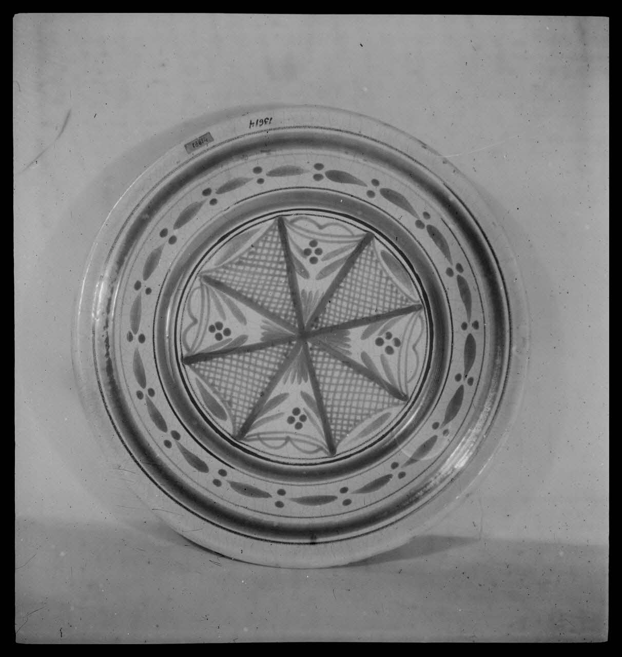 Pierre Soulier photographie Assiette de Quimper Ile-de-France, France 1944/2/1 Ph.1944.26.181 Photo