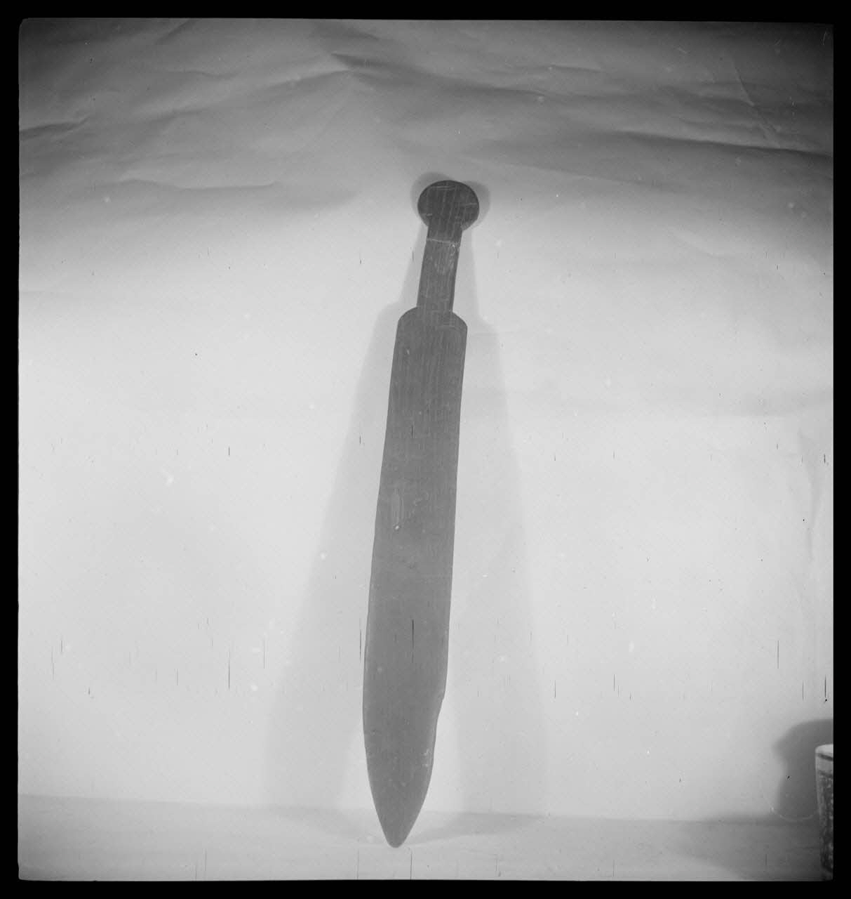 Pierre Soulier photographie Couteau pour retourner les crêpes en bois de Bretagne Ile-de-France, France 1944/2/1 Ph.1944.26.185 Photo