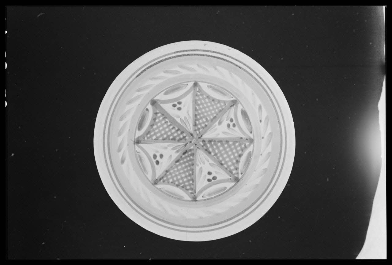 Pierre Soulier photographie Assiette provenant de Quimper Ile-de-France, France 1944/2/1 Ph.1944.26.20 Photo