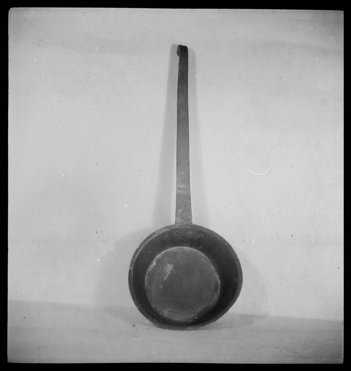 Pierre Soulier photographie Louche en cuivre de Bourgogne Ile-de-France, France 1944/2/1 Ph.1944.26.200 Photo
